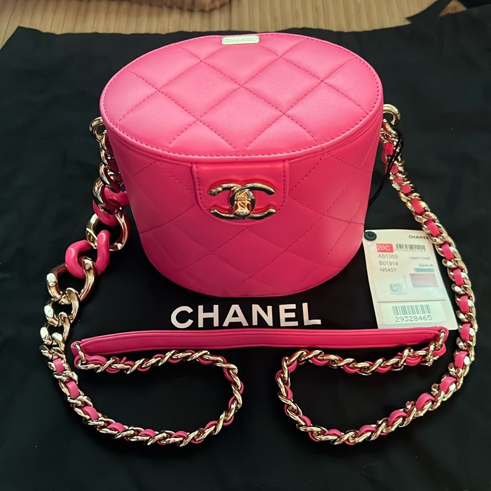 NEW LOW PRICE👍
New rare CHANEL bag. Comes with dust bag, box, authenticity card